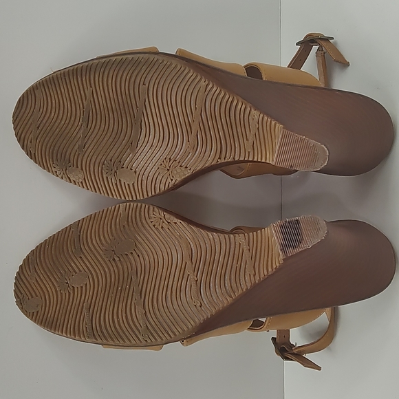 Tommy Bahama Palrinna Wedge Sandals - Picture 13 of 14